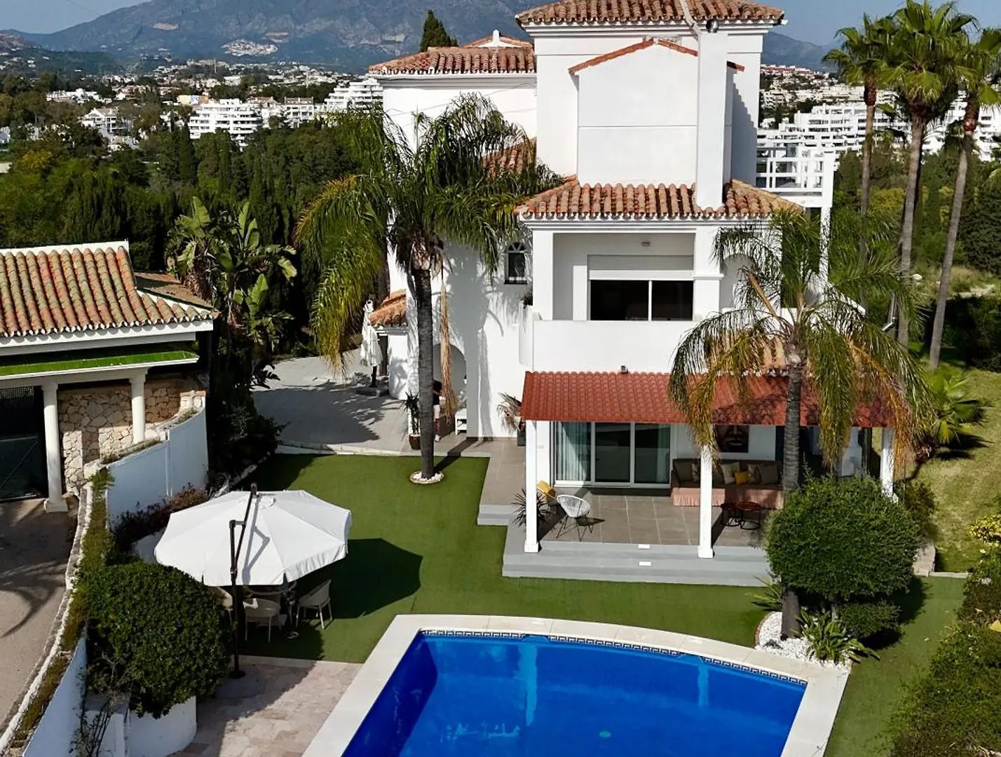 Villa Atalaya: Luxury Marbella Retreat Near Golf and Beach Estepona